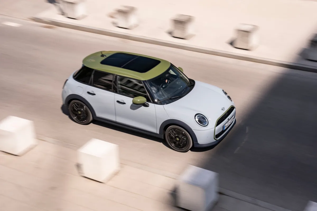 MINI Cooper Paul Smith Edition: Modis dan Bertenaga