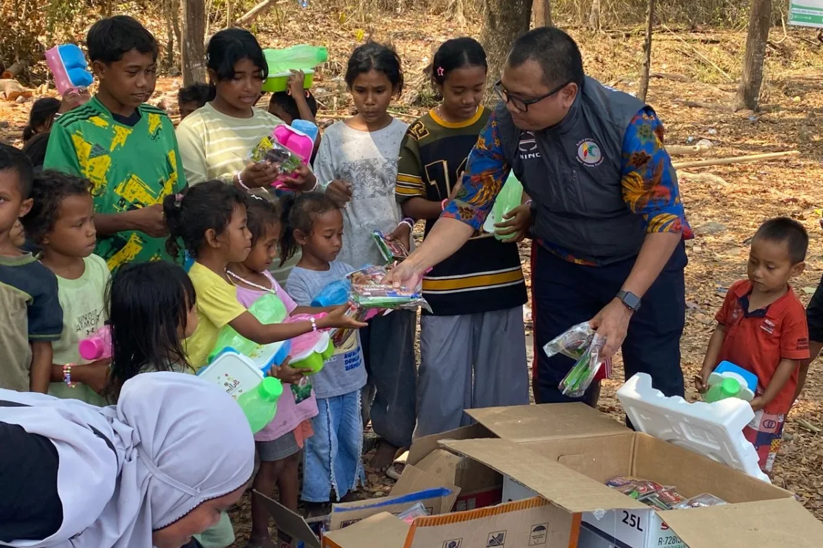 Hino Kirim Tenda Ramah Anak dan Air Bersih untuk Korban Gempa NTT
