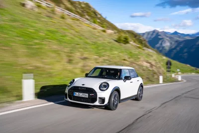 MINI Cooper S 5-Door Nanuq White: Praktis dan Tetap Kencang