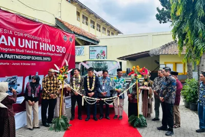 Dukung Vokasi, Hino Serahkan Truk Hino 300 ke SMK Muhammadiyah 3