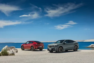 BMW iX4 Resmi Meluncur: SUV Coupe Listrik Masa Depan