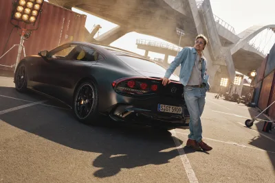 Brad Pitt Bintangi Kampanye Mercedes-AMG GT 4-Door Coupé Listrik