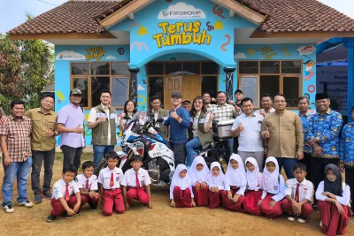 FIFGROUP dan Kristian Hansen Renovasi SDN 3 Cimanggu