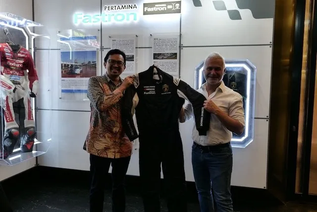 Pertamina Lubricants Terima Racing Suit Eksklusif dari Lamborghini Squadra Corse