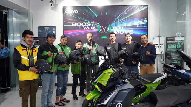 Gandeng Komunitas, Alva Bagikan Ratusan Helm Buat Driver Ojek Online di Bandung dan Semarang