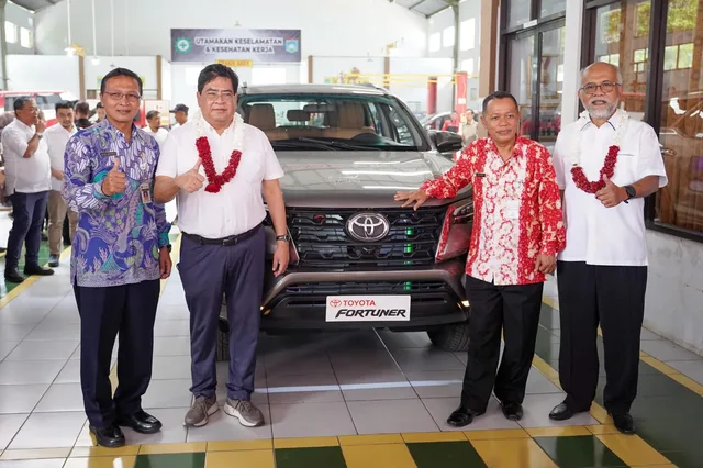 TMMIN Serahkan Berikan Satu Unit Toyota Fortuner untuk SMKN 2 Salatiga