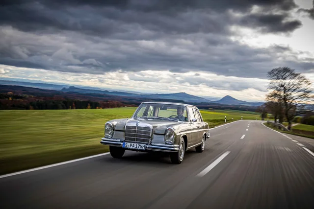 Mercedes-Benz Rayakan 60 Tahun Model 108/109