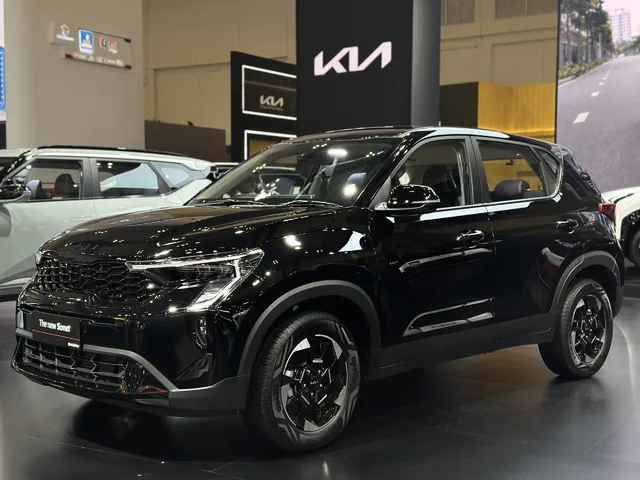 KIA Carens dan Sonet Edisi Serba Hitam Meluncur di GIIAS 2026, Cuma Ada Ratusan Unit!