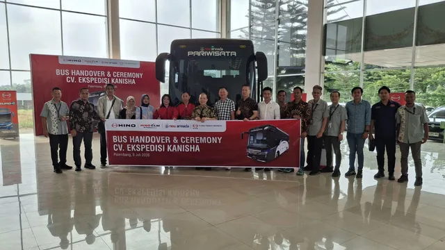 Hino Serahkan Bus GB 150 kepada Laskad Trans di Palembang