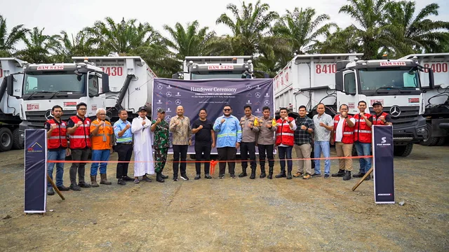 PT Star Wagen Indonesia Serahkan Lima unit Truk Mercedes-Benz kepada PT Rizky Aulia Mandiri