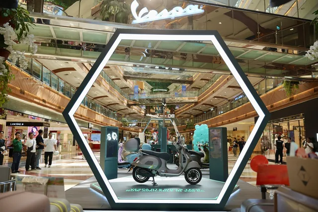 Vespa Edisi Ulang Tahun ke-80 dan GTS Super Tech 250 Dipamerkan di Pondok Indah Mall