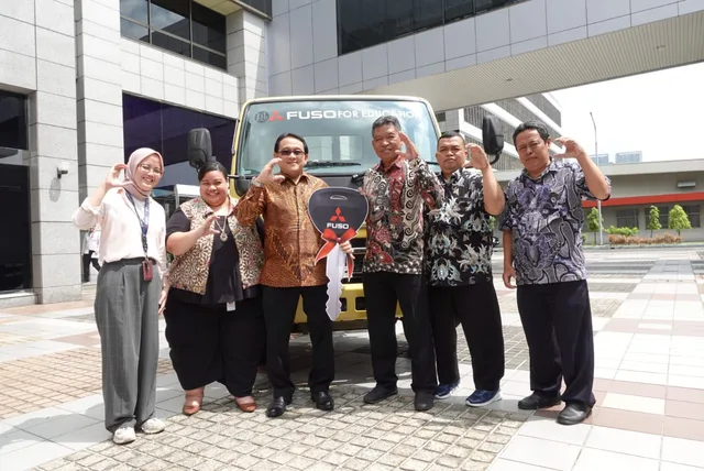 KTB Donasikan Mitsubishi Fuso Canter Euro 4 Bagi SMK Negeri 1 Jakarta