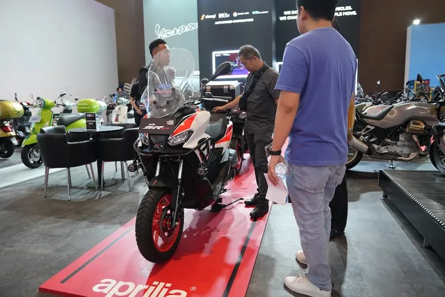 Piaggio Pamerkan Aprilia SR-GT Sport dengan Warna Baru di IIMS 2025
