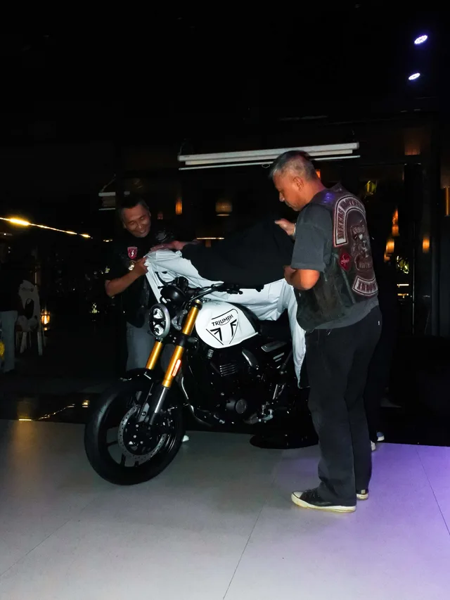 Triumph Perkenalkan TR 400 Series Terbaru Kepada Komunitas Motor di Bandung