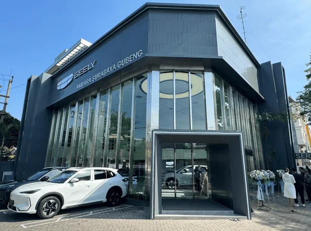 Geely Resmikan Dealer Pertama di Surabaya
