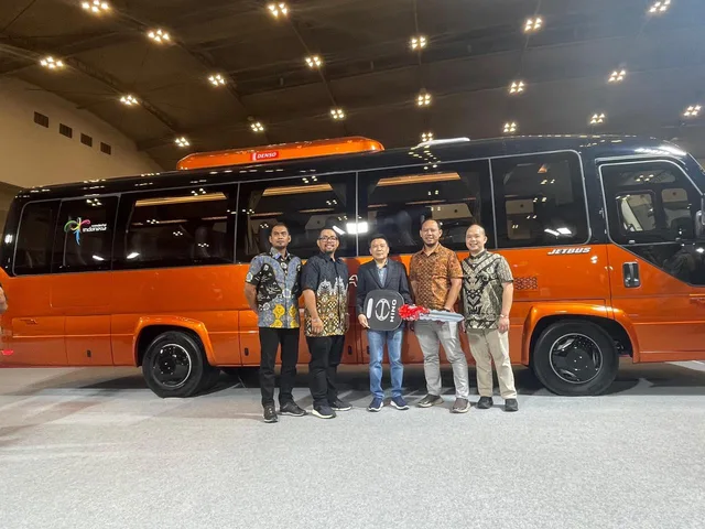 Hino Serahkan Bus GB 150 L kepada Kerub Pariwisata di GJAW 2025