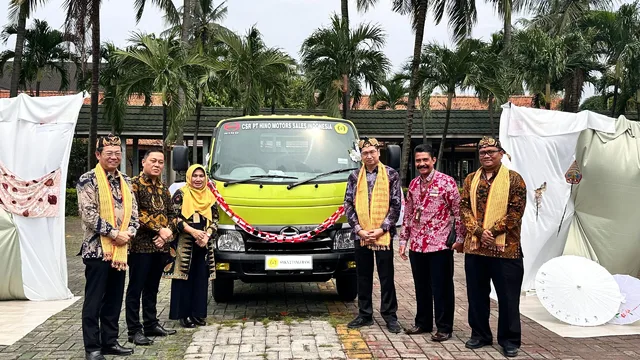 Hino Indonesia Serahkan CSR Truk untuk SMKN 2 Tangerang