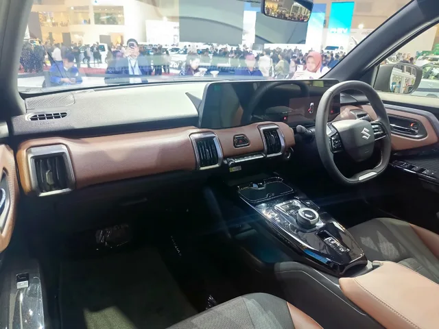 Lihat Interior Suzuki e Vitara, Desainnya Segar dan Trendi