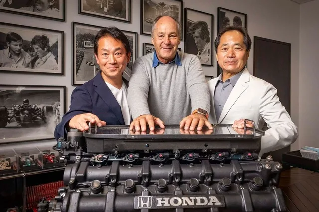 Honda Serahkan Mesin Balap RA122E/B V12 Kepada Gerhard Berger