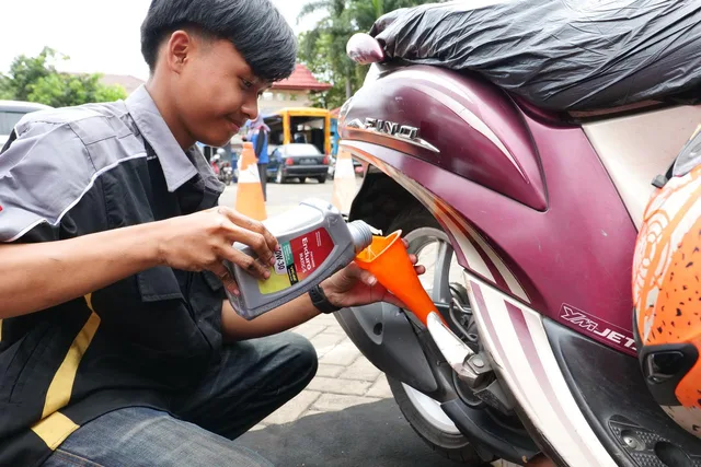 Pertamina Lubricants Kasih Ganti Oli Gratis Buat Motor yang Terendam Banjir