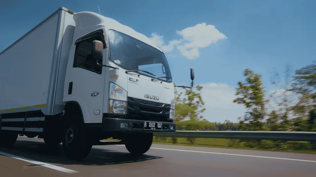 Konsumen di Palangkaraya Beli Truk Isuzu Pakai Uang Koin