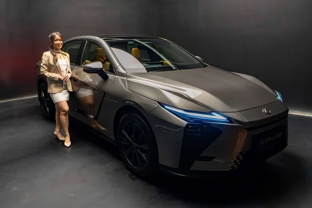 Lexus ES Terbaru Meluncur di GIIAS 2026: Kini Punya Varian Mobil Listrik!