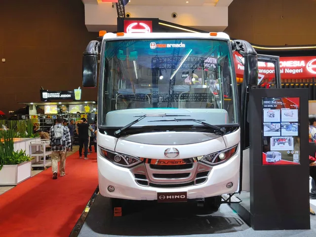 Hino Luncurkan Bus 4x4 di GIICOMVEC 2026